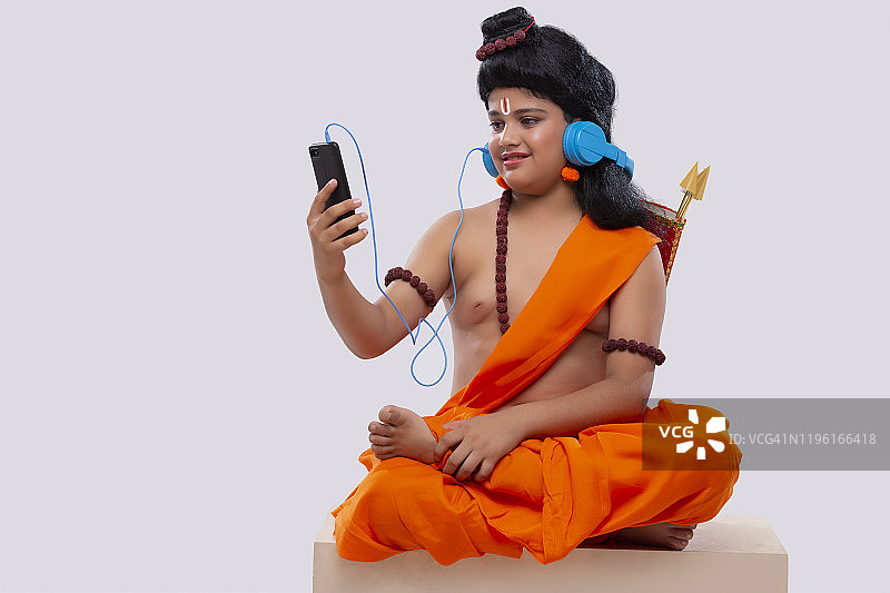 罗摩神戴着耳机听音乐图片素材