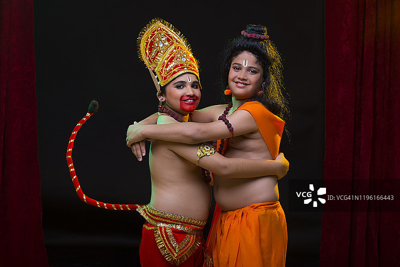 罗摩神在舞台上拥抱哈努曼图片素材