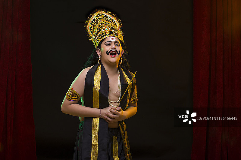 装扮成罗波那并在舞台上表演的儿童图片素材