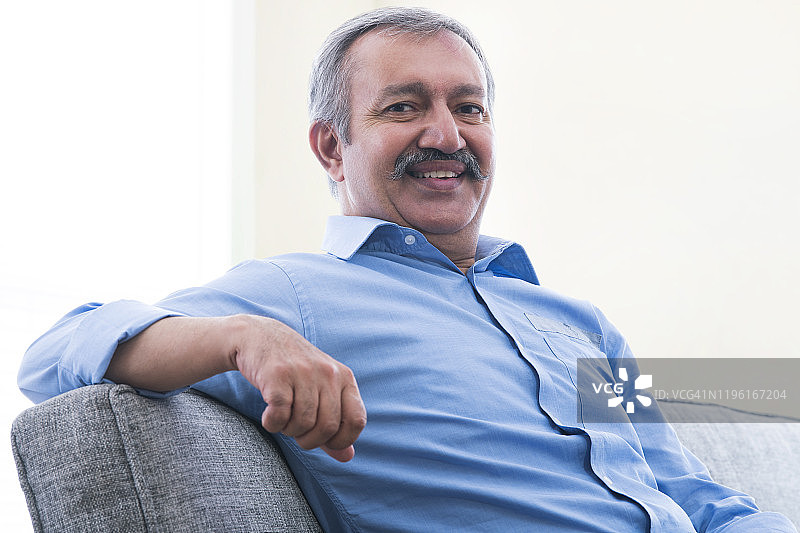 居家而坐的老年男人肖像图片素材