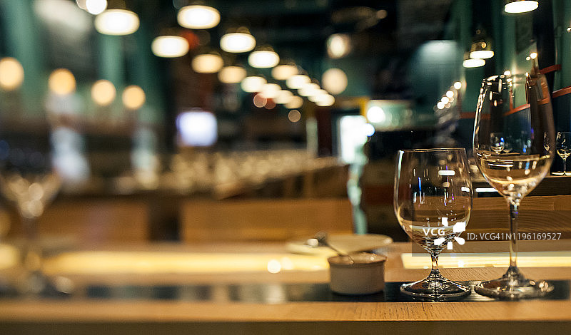 吧台上的眼镜图片素材