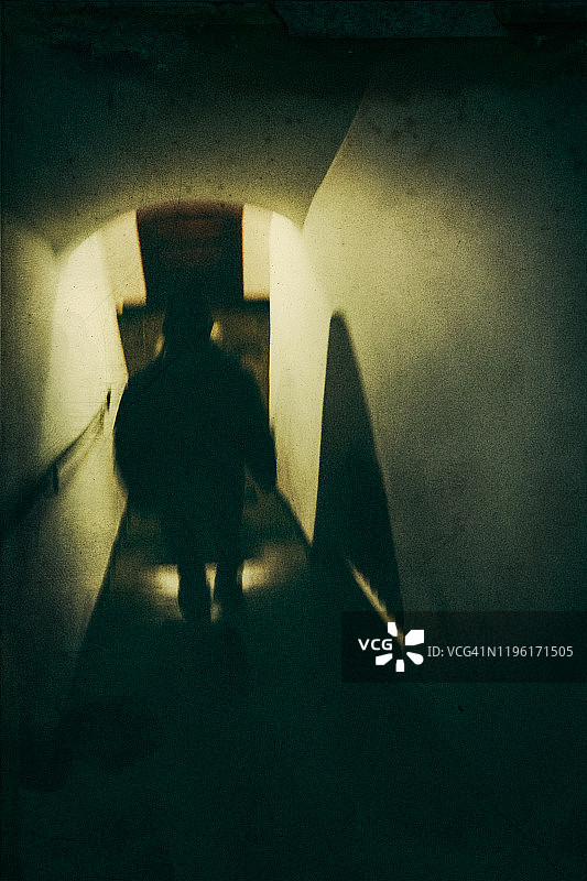 走过走廊的人图片素材