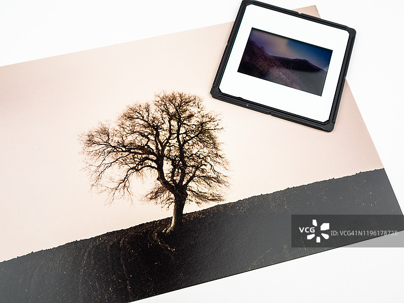 白色背景下自然风光摄影幻灯片和旧照片的特写图片素材