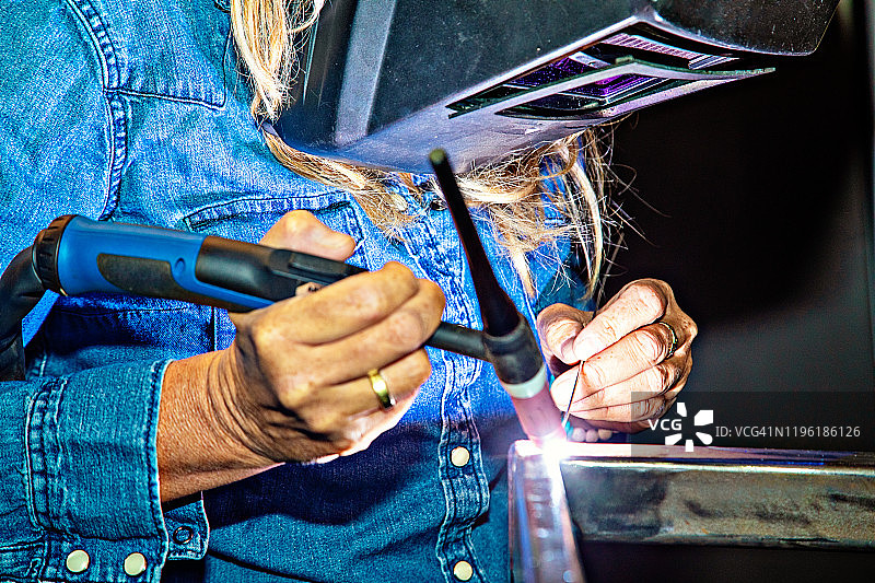 女TIG焊工图片素材