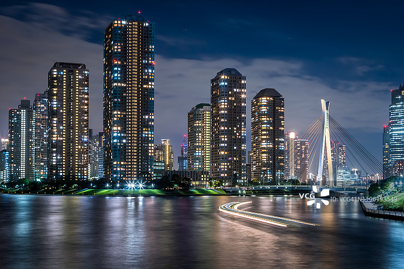 东京美丽的海滨夜景天际线，隅田川，江东区，东京，日本图片素材