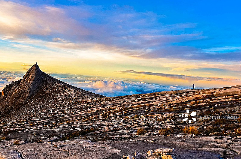 京那巴鲁山南峰日出图片素材