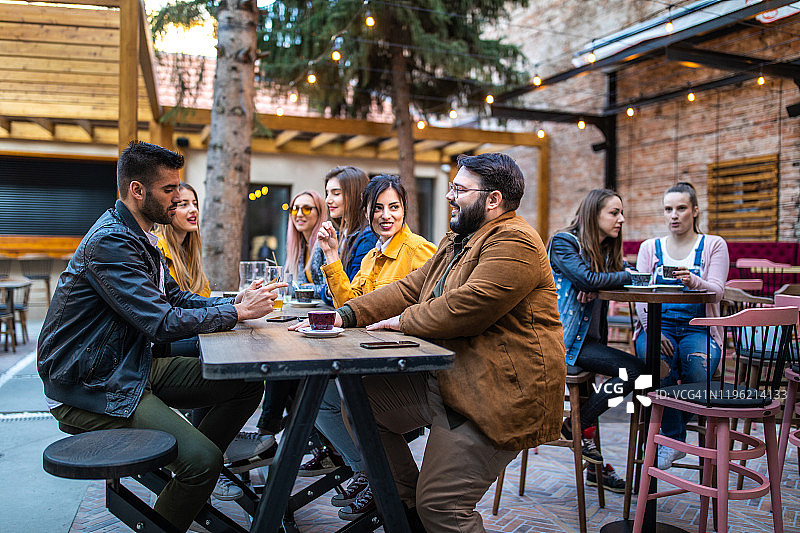 朋友们在他们最喜欢的咖啡馆里享受美好的一天图片素材