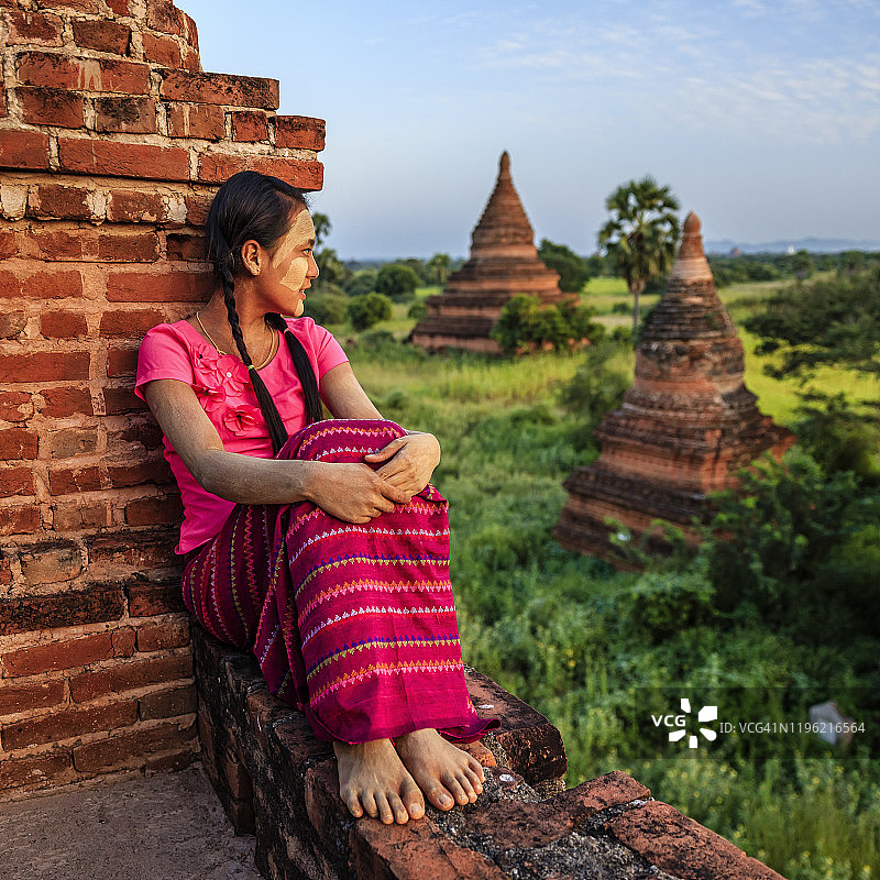 在缅甸蒲甘古庙中观光的缅甸女孩图片素材
