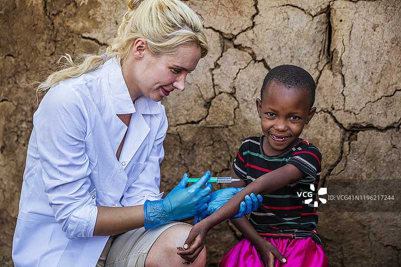 在肯尼亚小村庄，医生为非洲小女孩注射图片素材