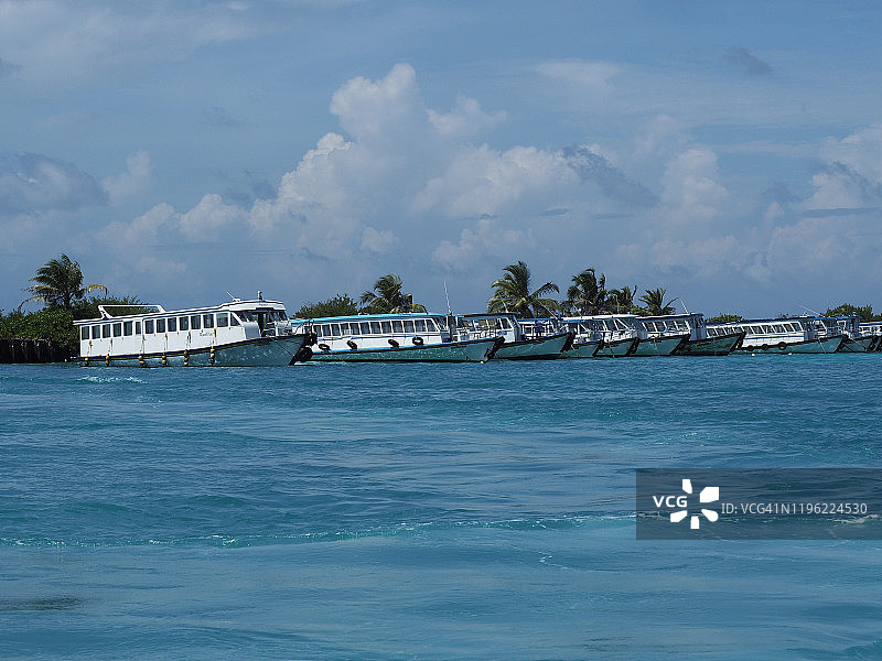 马尔代夫维拉纳国际机场外的传统多尼船图片素材