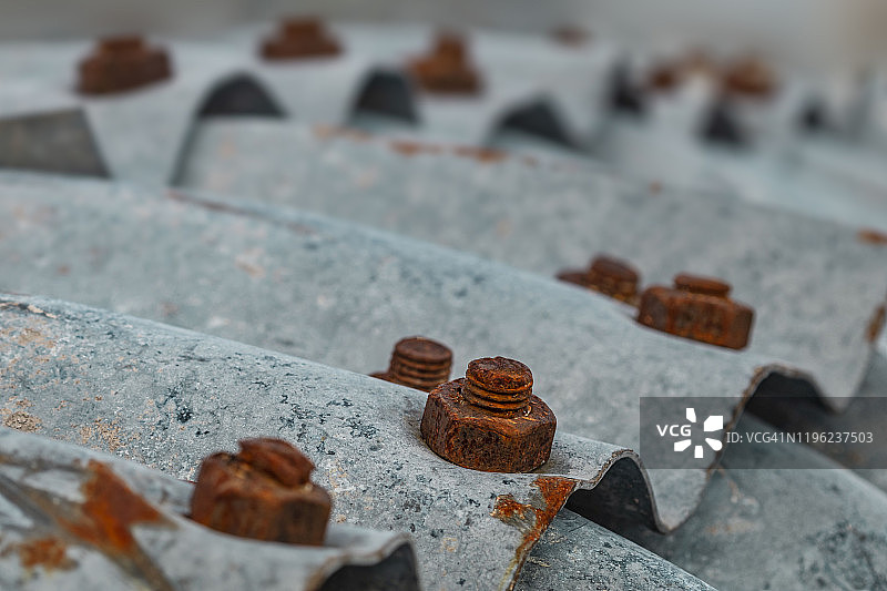 带锈蚀螺栓的瓦楞金属板接头图片素材