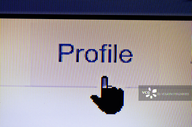 电脑屏幕上指向“PROFILE”一词的光标图片素材