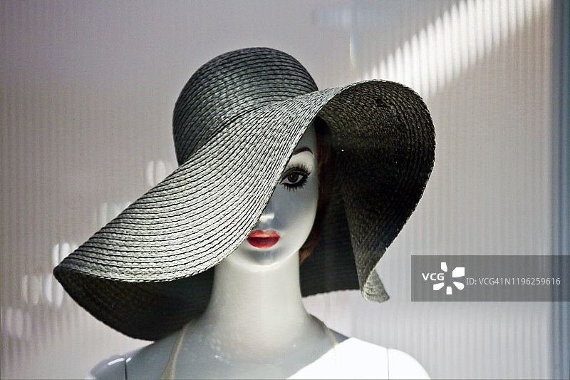 戴着大草帽的真人大小的女性人体模型图片素材