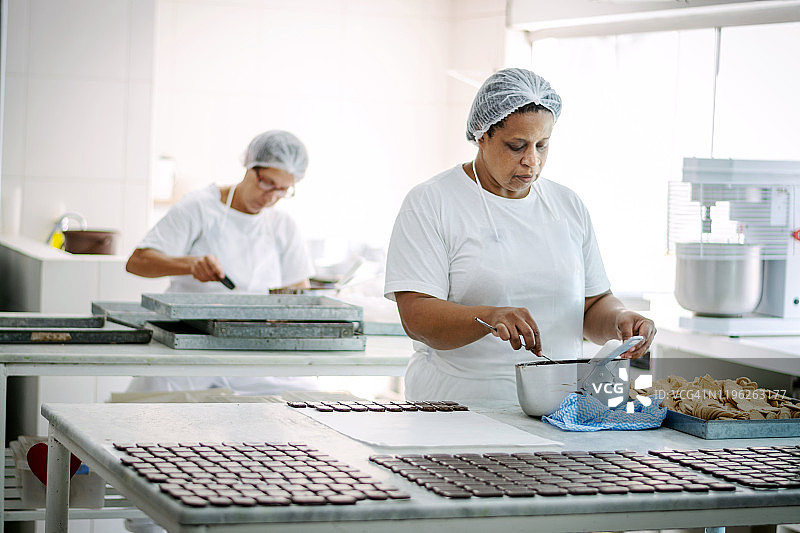 女人在工厂准备巧克力图片素材