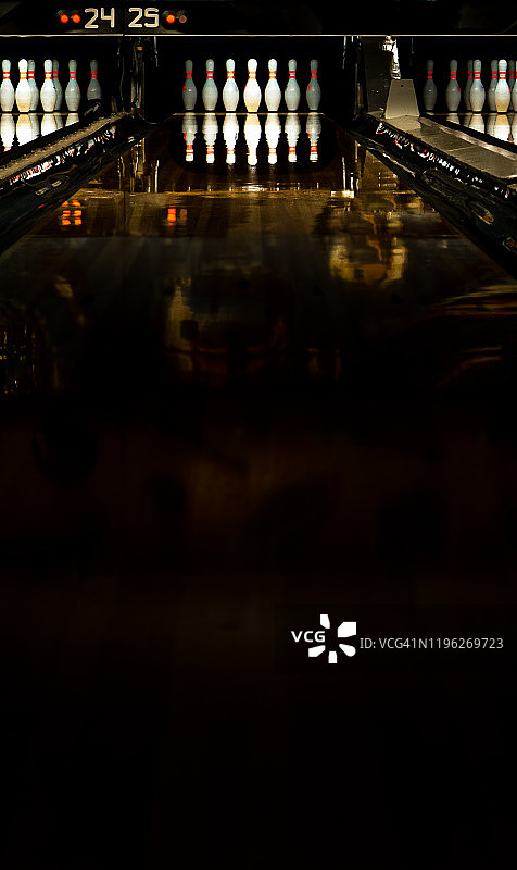 黑暗保龄球馆尽头的保龄球瓶图片素材