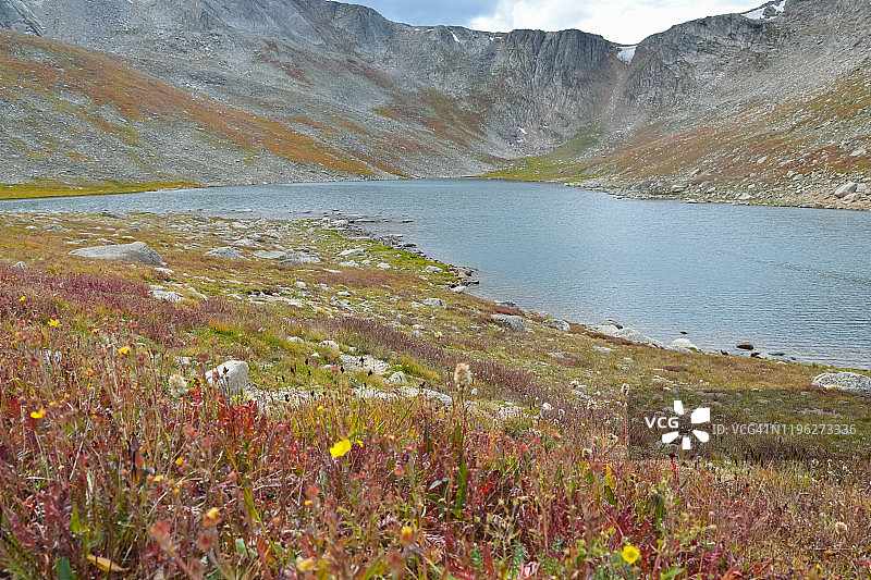 萨米特湖的初秋图片素材