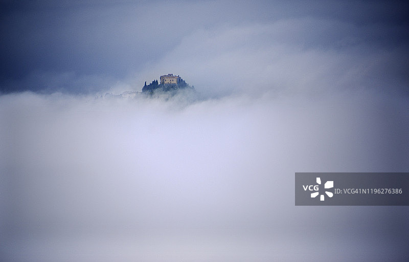 圣马力诺云雾山顶小镇图片素材