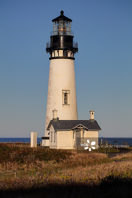 日出后的亚奎纳海岬灯塔图片素材