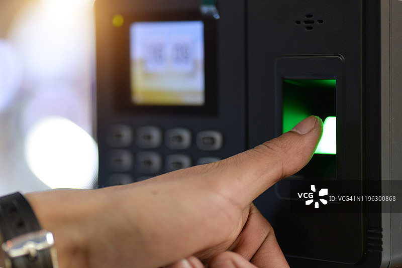 商人用手指扫描机器，科技概念，商业概念图片素材