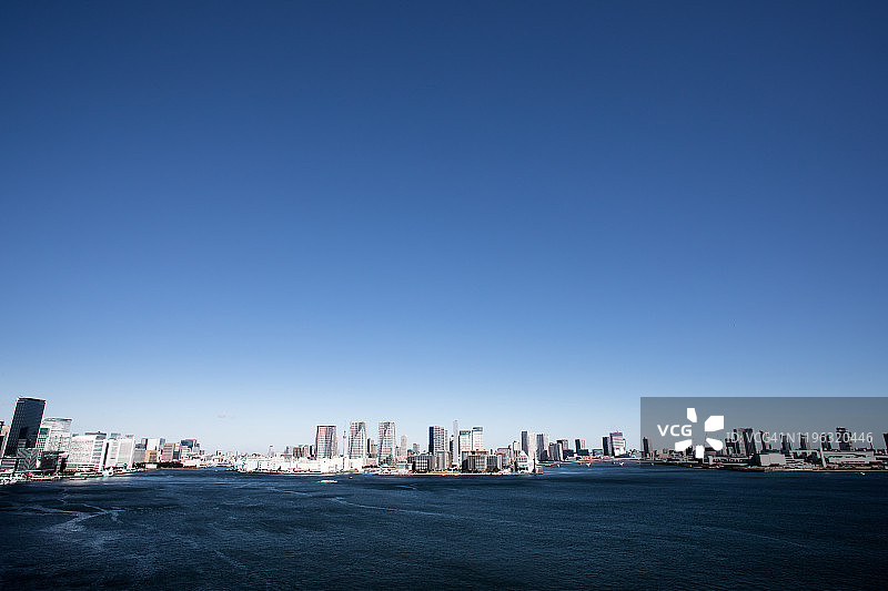 东京景观：东京湾与蓝天图片素材