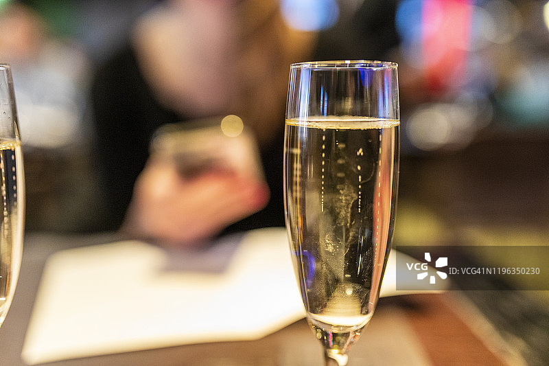 法国巴黎的香槟笛形杯特写图片素材
