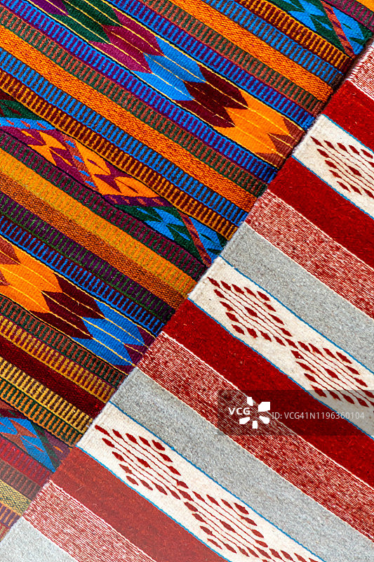 来自瓦哈卡的两种传统羊毛纺织品图片素材