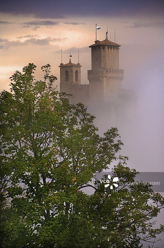 雾中的圣马力诺城堡塔楼图片素材