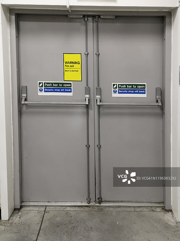 超市内的防火紧急出口图片素材