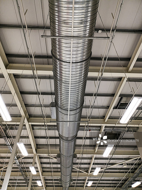建筑内的空调通风管道和灯光图片素材
