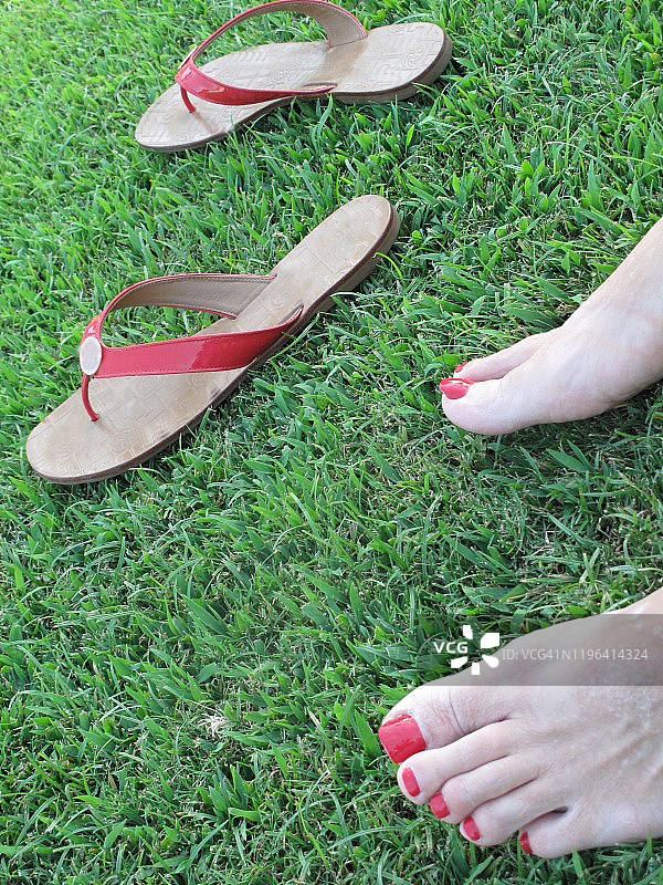 绿、白、红三色的拖鞋和脚趾图片素材