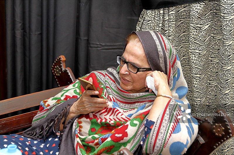 年长的成熟女人使用手机通话图片素材