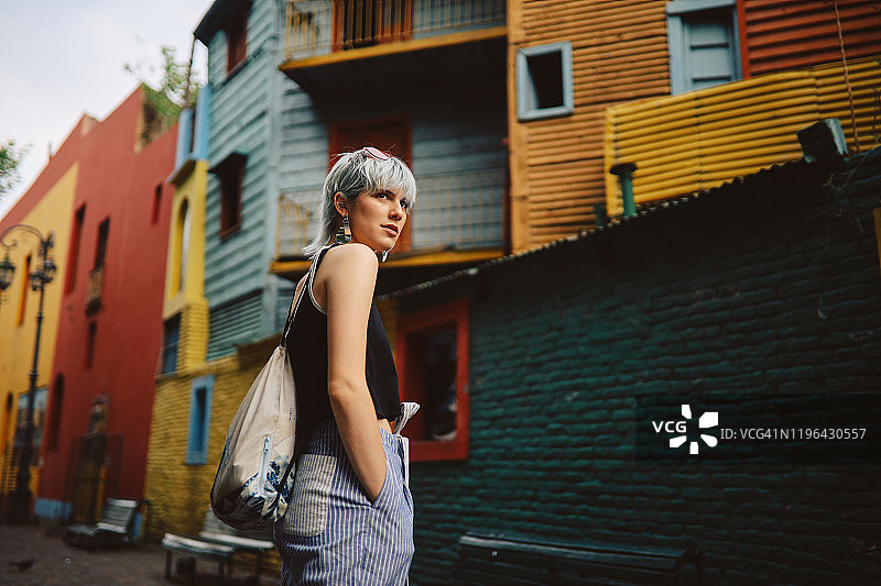 时尚女孩在拉博卡街头摆拍图片素材