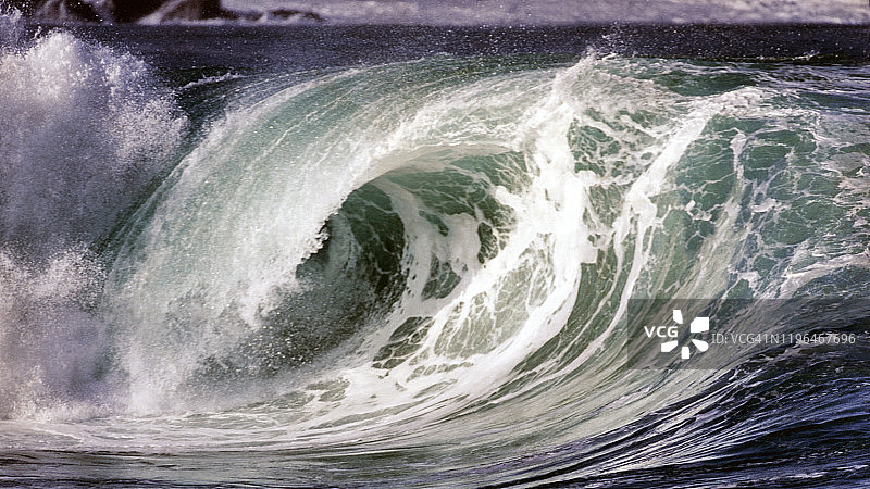 美国夏威夷：威美亚海湾的巨浪图片素材