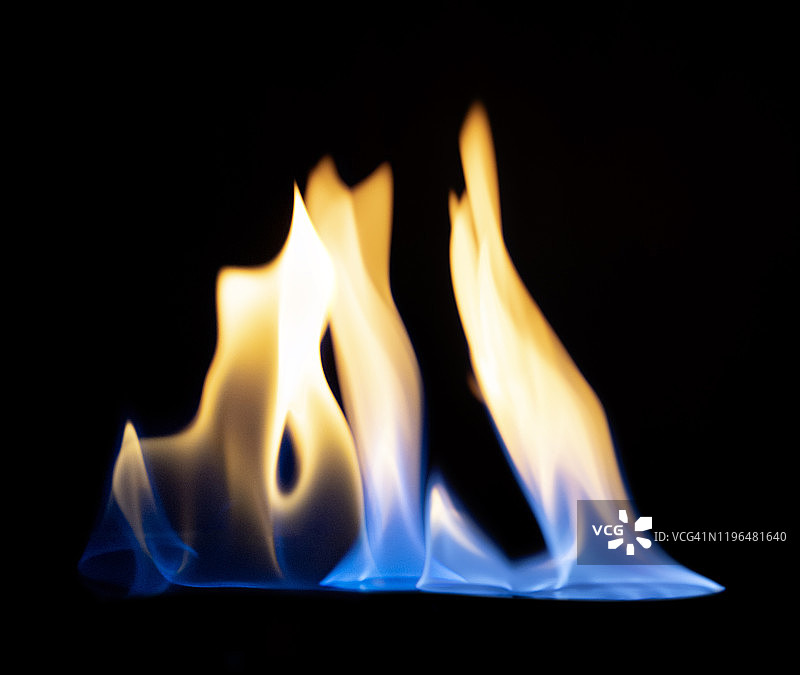 黑色背景上的火焰和自然火特写图片素材