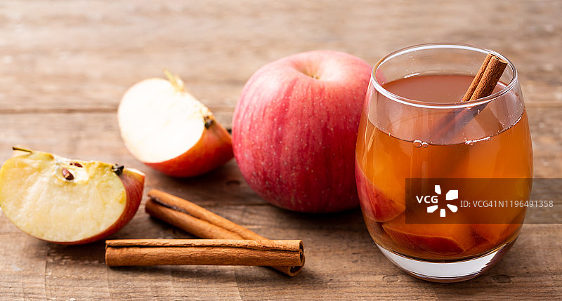 桌上放着肉桂苹果茶图片素材