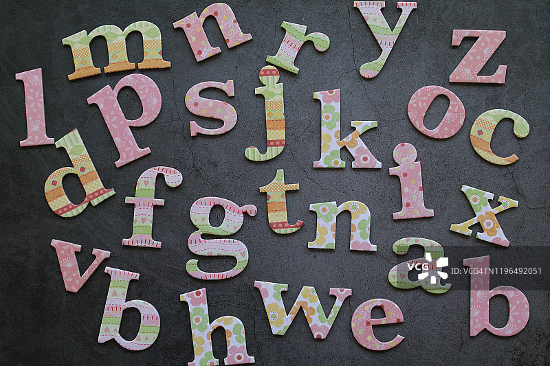 彩色字母特写。教学用品图片素材