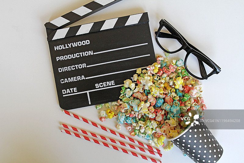 电影制作人的场记板、眼镜和爆米花电影概念图片素材