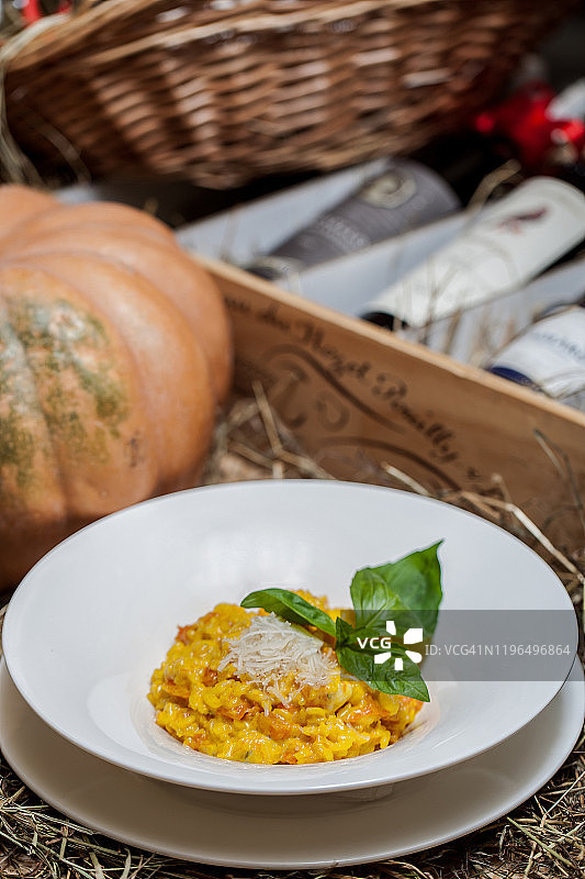 配有帕尔马干酪和罗勒的南瓜粥图片素材