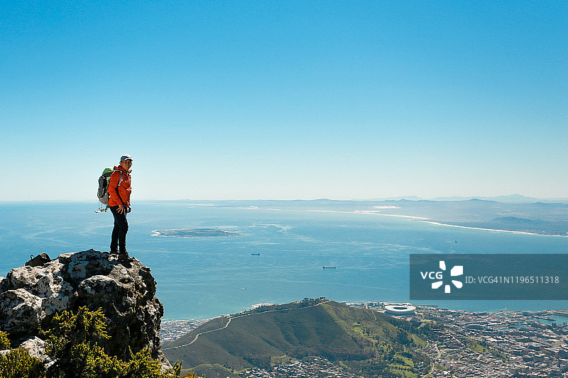 男人在开普敦桌山观光图片素材