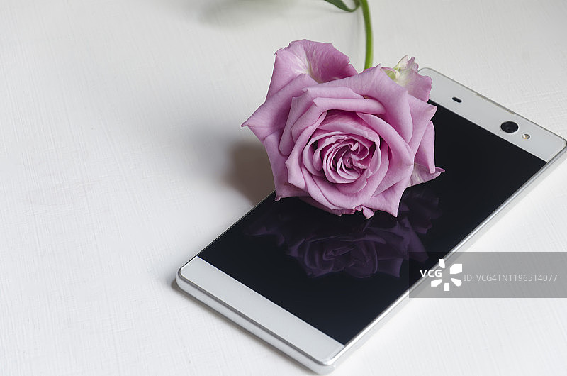 智能手机和粉红玫瑰图片素材