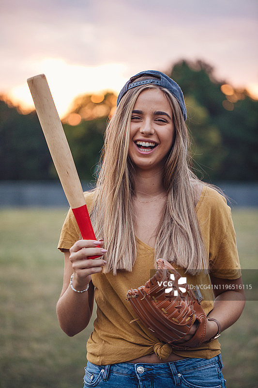 笑容满面的女人带着棒球设备图片素材