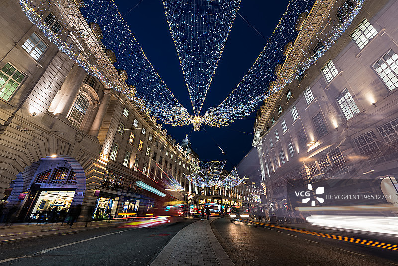 伦敦摄政街黄昏时的圣诞购物和交通图片素材