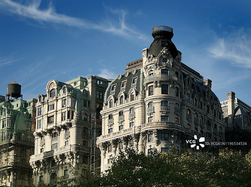 纽约曼哈顿上西区百老汇大街与阿姆斯特丹大道交汇处宏伟的公寓楼图片素材