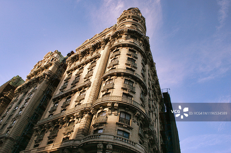 纽约曼哈顿上西区百老汇大街与阿姆斯特丹大道交汇处宏伟的公寓楼图片素材