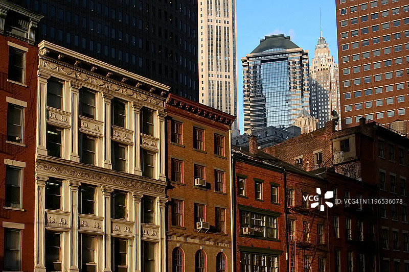 纽约市曼哈顿金融区宽街和水街之间街区的历史建筑和现代建筑图片素材