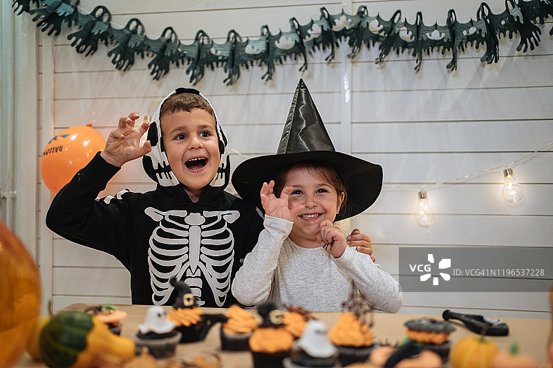 想装成吓人的样子，但它们太可爱了图片素材