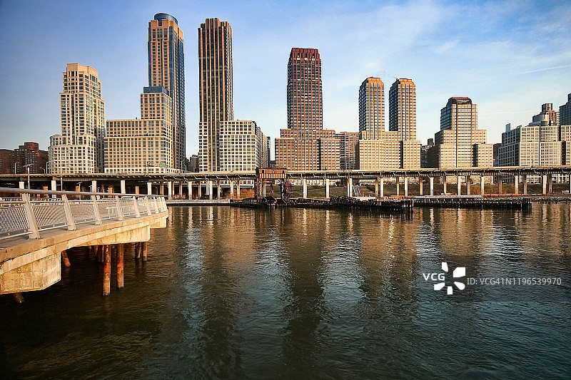 纽约市曼哈顿上城区，西区高速公路沿线的河滨南区豪华楼群，面向哈德逊河图片素材