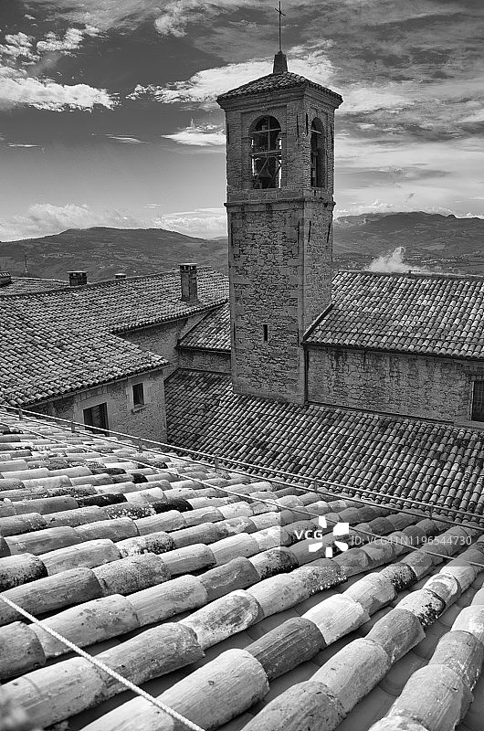 圣马力诺钟楼和屋顶瓦片图片素材