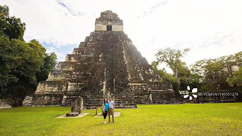 危地马拉玛雅金字塔前的情侣图片素材