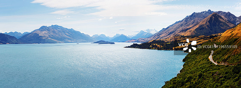 新西兰南岛瓦卡蒂普湖沿岸蜿蜒道路全景图片素材